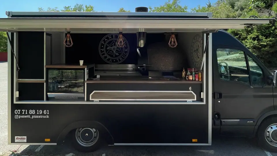 Le food truck Panetti, comptoir ouvert, sous les arbres